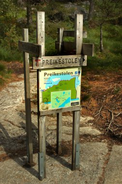 Preikestolen, Norveç - 13 Haziran 2018: yön ve mesafe Preikestolen veya Müezzin Kayası, Lysefjord, Norveç popüler turist hedefte gösteren tabela.