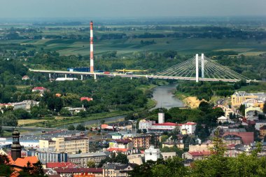 Przemysl, Polonya - 8 Haziran 2018: Hava cityscape Przemysl, Doğu Polonya popüler Turizm San Nehri üzerinde askılı köprü.