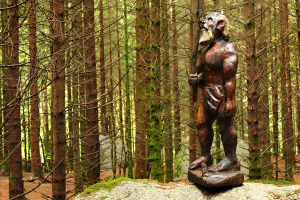 Ardal ノルウェー 2018 Eventyrskogen 静けさで Ardal 近くのおとぎ話の森 荒らしの彫刻や古いノルウェーの物語の文字が緑のコケに覆われた森の子供テーマパーク — ストック写真