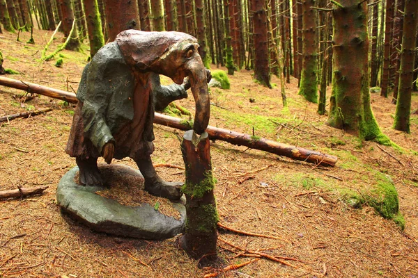 Ardal ノルウェー 2018 Eventyrskogen 静けさで Ardal 近くのおとぎ話の森 荒らしの彫刻や古いノルウェーの物語の文字が緑のコケに覆われた森の子供テーマパーク — ストック写真