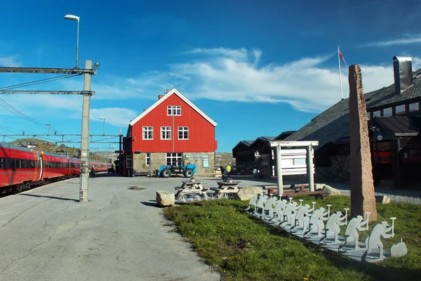 挪威芬斯 2018年6月25日 挪威铁路网最高车站的芬兰人1222酒店 罗伯特 斯科特南极探险纪念碑 芬斯正在热门的旅游路线拉拉尔维根 — 图库照片