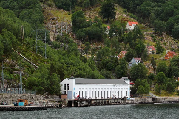 挪威弗洛利 2018年6月12日 位于莱塞菲尤尔的老弗洛利水电站 建于1918年 两个有电缆铁路的水壶和一条有4444步台阶的木制楼梯 — 图库照片