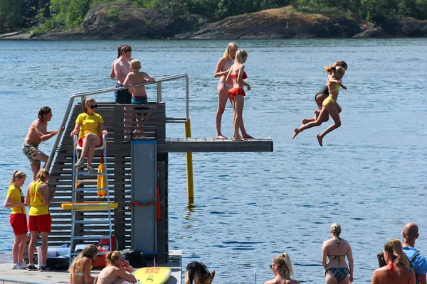 Oslo Norvegia Giugno 2018 Gente Tuffa Acqua Prende Sole Una — Foto Stock