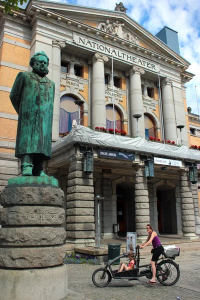 Oslo Noruega Junho 2018 Estátua Henrik Ibsen Frente Teatro Nacional — Fotografia de Stock