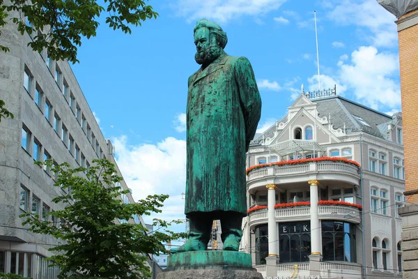 Осло Норвегия Июня 2018 Года Статуя Хенрика Ибсена Перед Национальным — стоковое фото