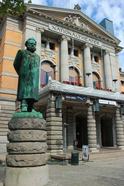 Oslo Noruega Junho 2018 Estátua Henrik Ibsen Frente Teatro Nacional — Fotografia de Stock