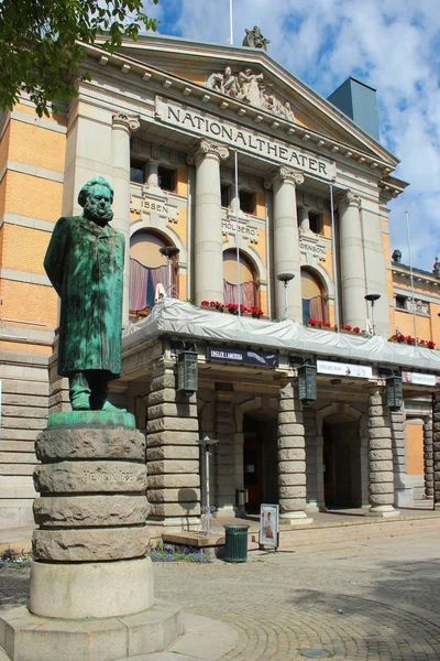 Oslo Noruega Junho 2018 Estátua Henrik Ibsen Frente Teatro Nacional — Fotografia de Stock