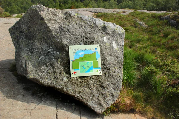Preikestolen または講壇ロック リーセ フィヨルド ノルウェーで人気のある観光地に方向と距離を示す Preikestolen ノルウェー 2018 — ストック写真