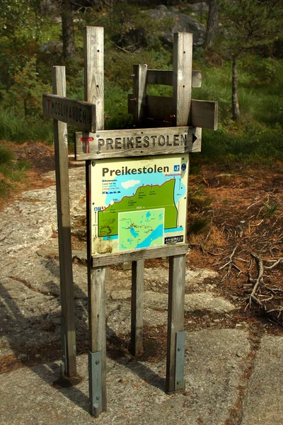 挪威普雷克斯特伦 2018年6月13日 路标显示方向和距离的 Preikestolen 或讲坛岩 在莱塞菲尤尔 挪威的热门旅游目的地 — 图库照片