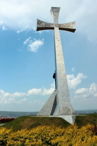 Przemysl Polônia Junho 2018 Monumento Cruz Confiança Com Estatueta Jesus — Fotografia de Stock