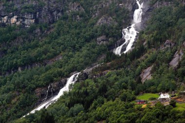 Şelale üzerinde Sandvevatnet göl kenarında, Norveç'Hordaland Odda
