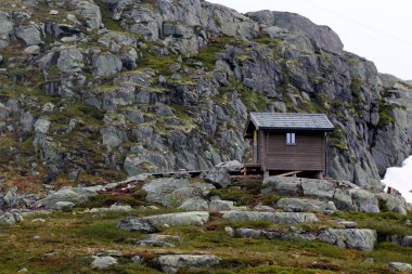Hayatta kalma kabin Trolltunga, Hordaland İlçesi, Norveç için yolda