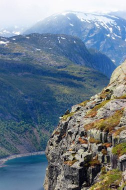 Lake Ringedalsvatnet ve kar dağlar Trolltunga, Norveç'e yolda kaplı. Güzel İskandinav manzara.