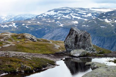 Trolltunga, Norveç'e yol buzlu. Güzel İskandinav manzara.