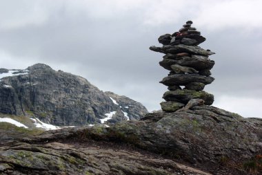 Taş cairn bir yolda Trolltunga, Norveç