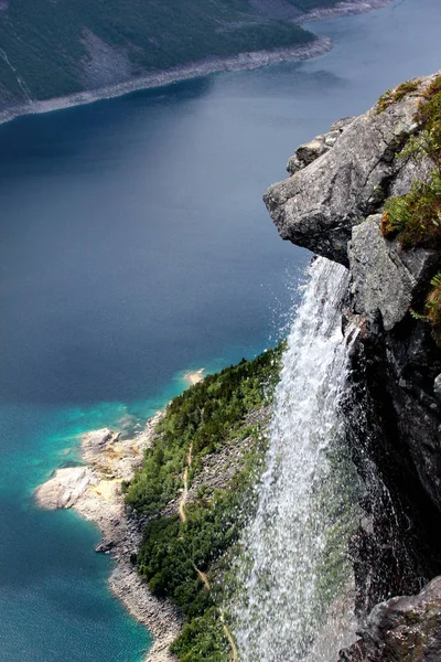 Lake Ringedalsvatnet Trolltunga Norveç Yolda Küçük Şelale Güzel Skandinav Manzara — Stok fotoğraf