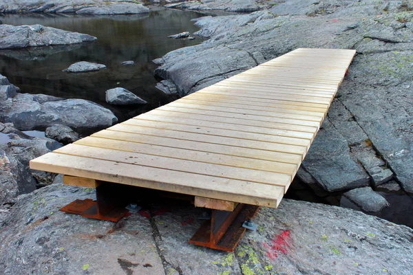 Деревянный Мост Через Небольшой Поток Камней — стоковое фото