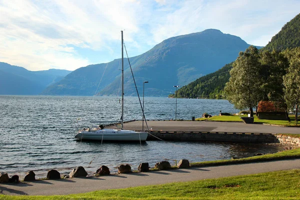 Vista Del Fiordo Hardanger Bahía Kinsarvik Condado Hordaland Noruega —  Fotos de Stock