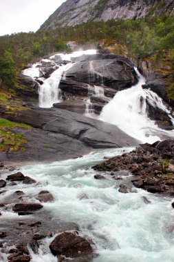 Tveitafossen falls, art arda sıralı dört şelaleler Husedalen Vadisi, Kinsarvik, Norveç, en düşük