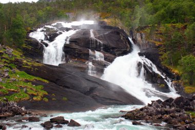 Tveitafossen falls, art arda sıralı dört şelaleler Husedalen Vadisi, Kinsarvik, Norveç, en düşük