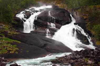 Tveitafossen falls, art arda sıralı dört şelaleler Husedalen Vadisi, Kinsarvik, Norveç, en düşük