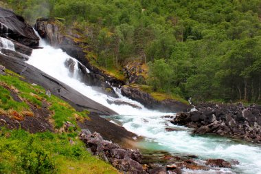 Tveitafossen falls, art arda sıralı dört şelaleler Husedalen Vadisi, Kinsarvik, Norveç, en düşük