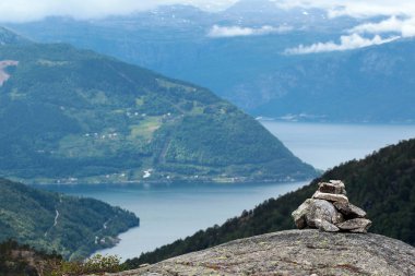 Taş cairn Husedalen Vadisi ile çağlayan dört şelaleler, Kinsarvik, Norveç