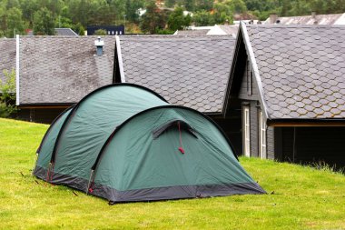 Çadır kamp bir kulübe, Norveç önünde yeşil çim üzerinde