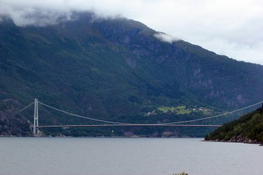 Hardanger köprü - Hardangerfjorden, Norveç'Hordaland Eidfjorden dalı arasında en uzun asma köprü.