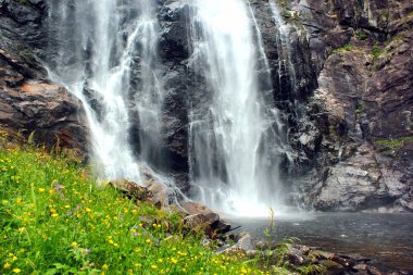 Norveç 'in Hordaland ilçesinde Skjervsfossen şelalesi