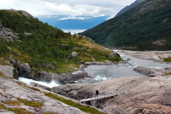 Vale Husedalen Com Cascata Quatro Cachoeiras Kinsarvik Noruega — Fotografia de Stock