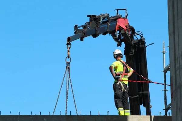 Rigger Helping Crane Keeping Rigth Balance Direction — Stock Photo, Image
