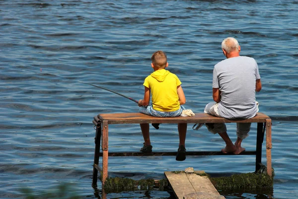 Viejo Niño Sientan Una Plataforma Pesca Hecha Mismo Con Cañas — Foto de Stock