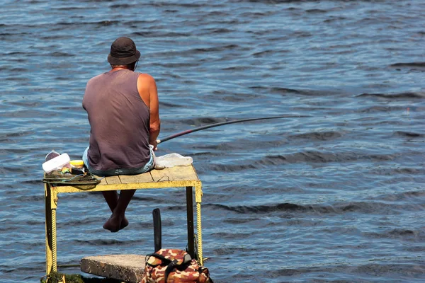 Pescador Una Plataforma Hecha Mismo Con Aparejos Pesca Cañas — Foto de Stock