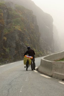 Bisiklet turist bisikleti dağ yolun Sisli havalarda, Norveç iter.