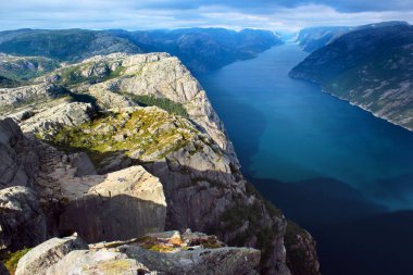 Lysefjord, Norveç'Rogaland taşın Preikestolen (Vaiz minber) gün batımında