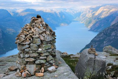 Taş cairn Lysefjord ve Preikestolen rock, Norveç üzerinden Neverdalsfjell dağda