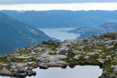 Neverdalsfjell dağın üstünden Lysefjord, Norveç. Doğal İskandinavya yatay