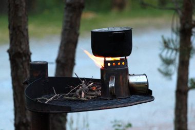 Yanan bir ocakta tencerede