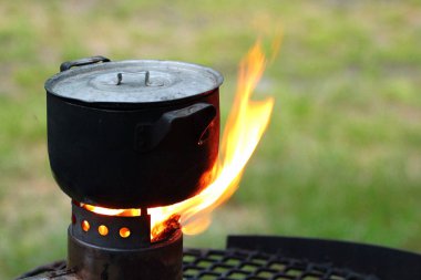 Yanan bir ocakta tencerede