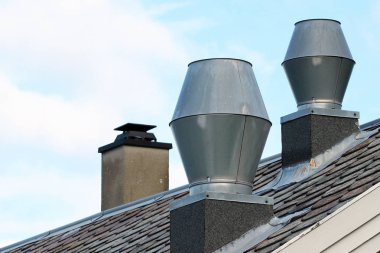Bir çatıda Metal bacalar