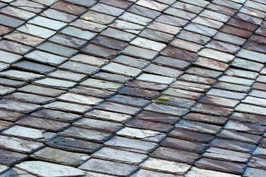 Eski geleneksel Norveç'te taş çatı yıpranmış