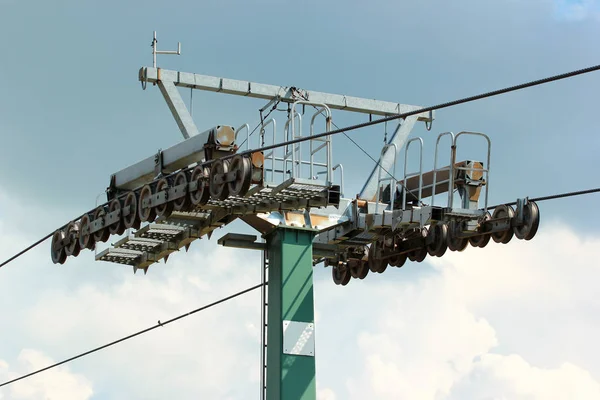 Stützturm Der Sesselbahn Mit Seilrollen Und Flaschenzug — Stockfoto
