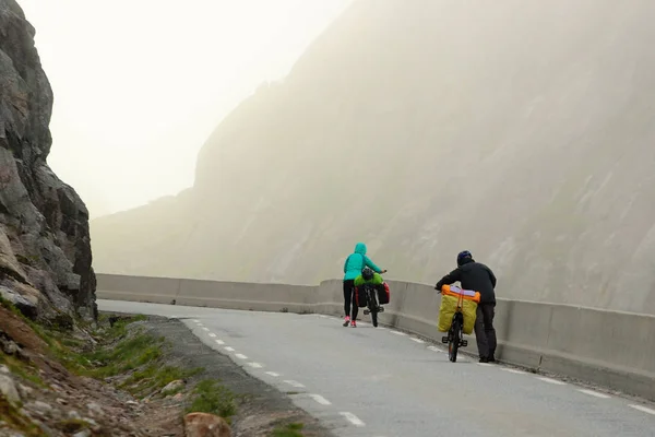 Hombre Mujer Viaje Bicicleta Por Noruega Empujan Sus Bicicletas Por — Foto de Stock