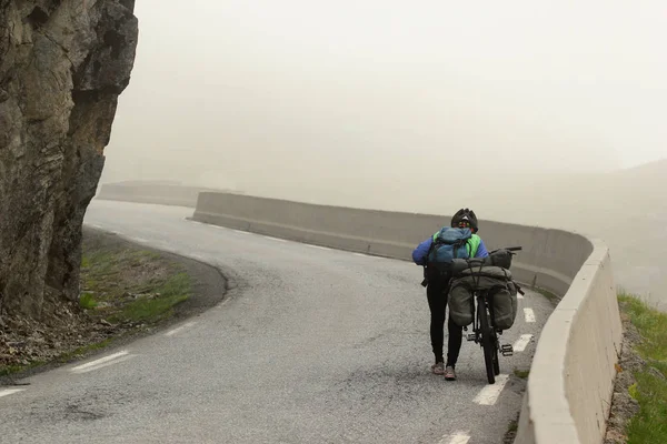 Een Vrouw Een Reis Voor Fietstochten Duwt Haar Fiets Bergweg — Stockfoto