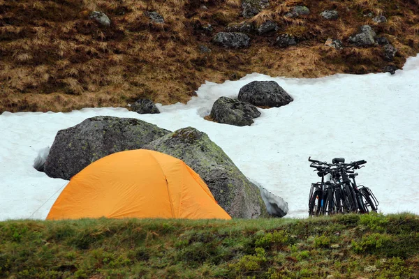 Gula Tält Och Cyklar Nära Snön Norska Fjällen — Stockfoto