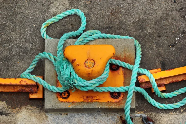 係留ロープ古い金属製ボラード — ストック写真
