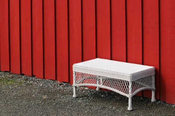 Mesa Tejida Plástico Blanco Vacía Pared Madera Roja — Foto de Stock