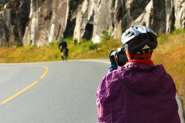 Biker Fotograf Regnrock Och Hjälm Tar Bild Cyklist Väg — Stockfoto