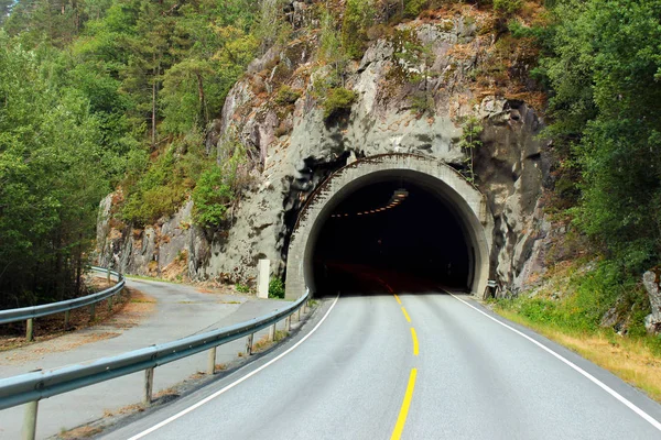 进入隧道的主干道和绕行 — 图库照片